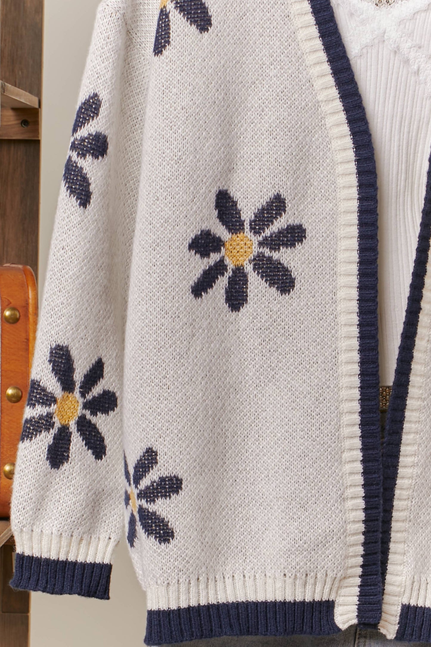 Embroidered Floral Cardigan Mello.