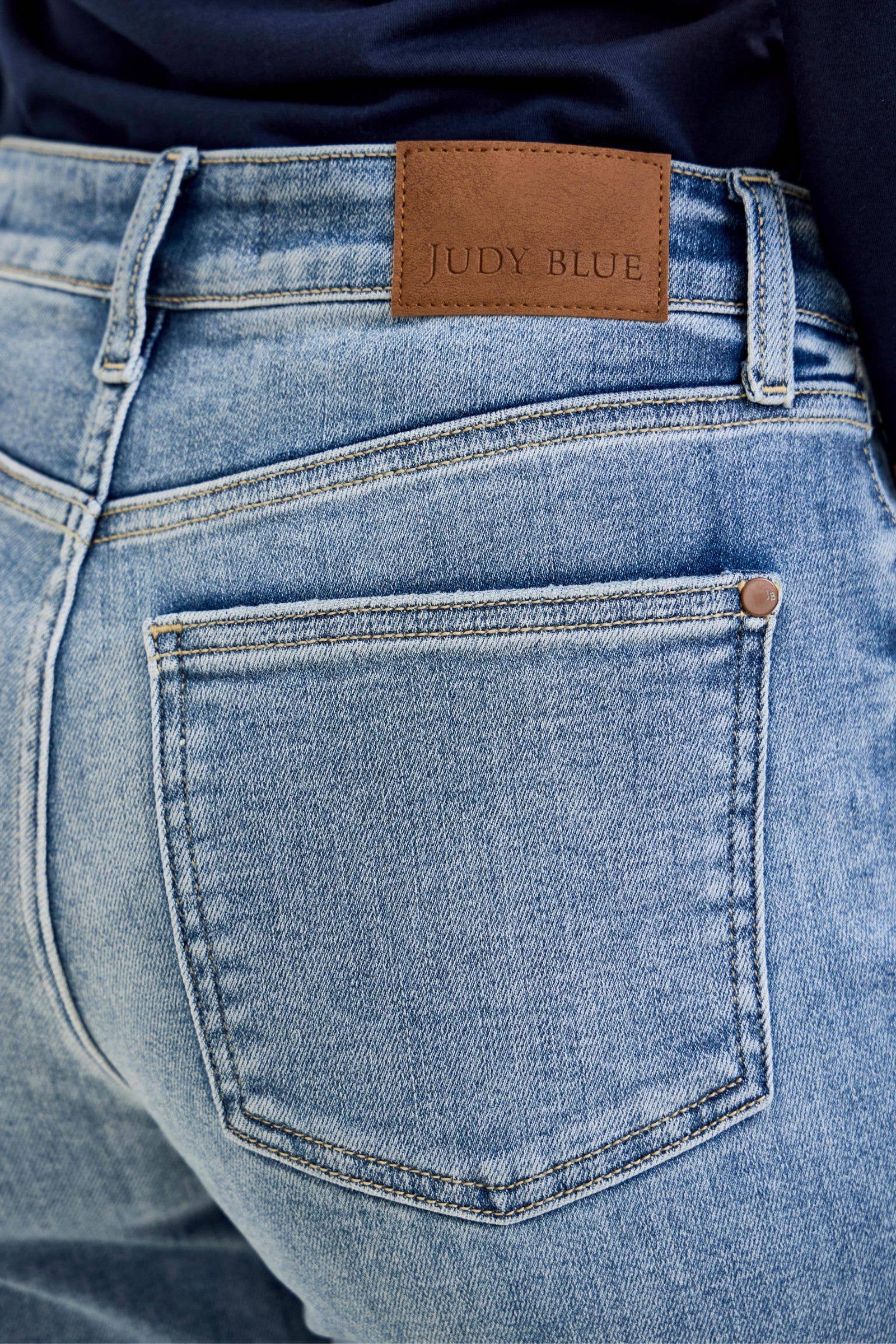 Judy Blue Mid Rise Billie Boyfriend Light Iced Indigo Jeans