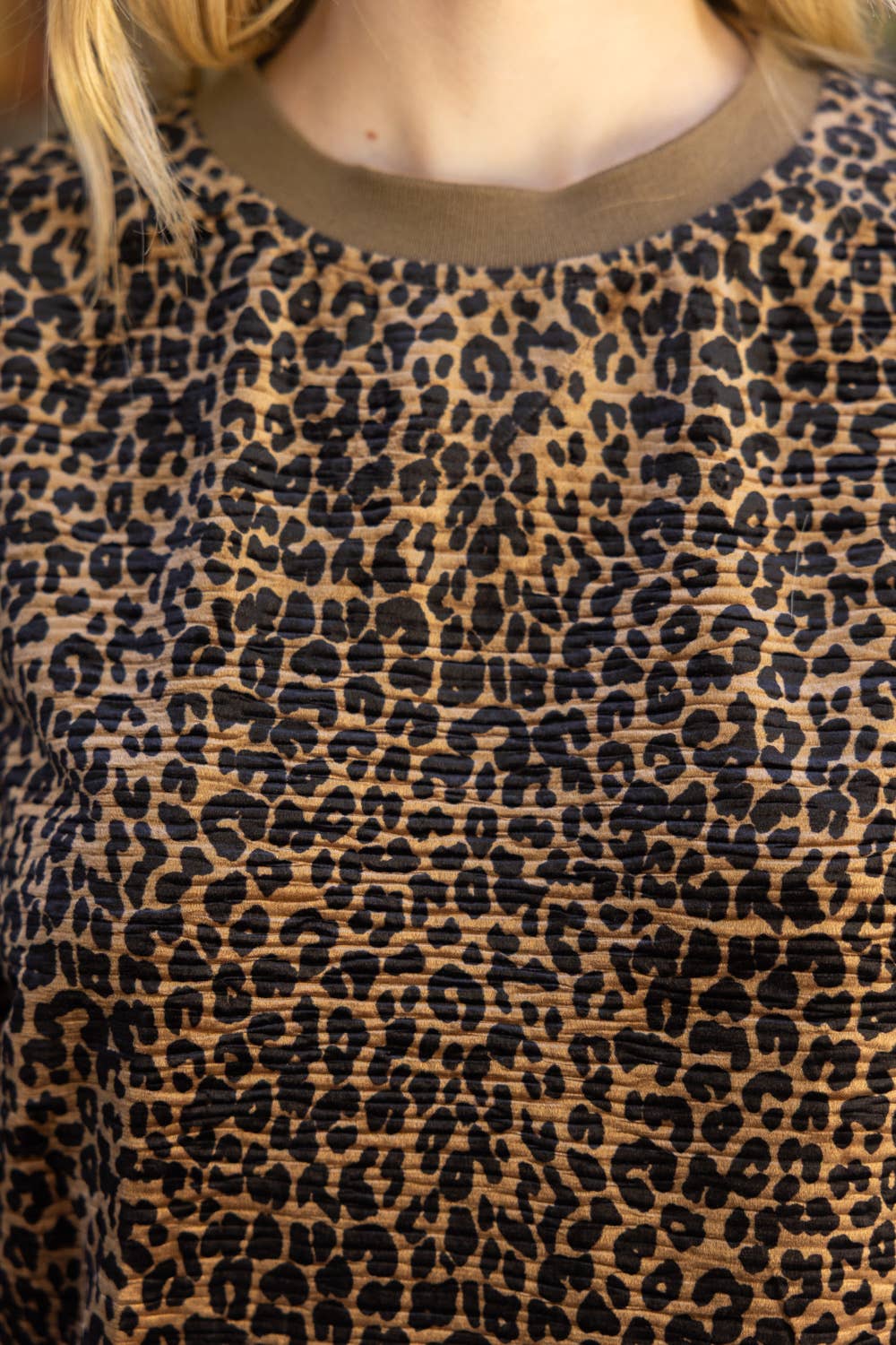 VOY - 35928 Contrast Wavy Hem Detailed Velve Animal Print Top VOY