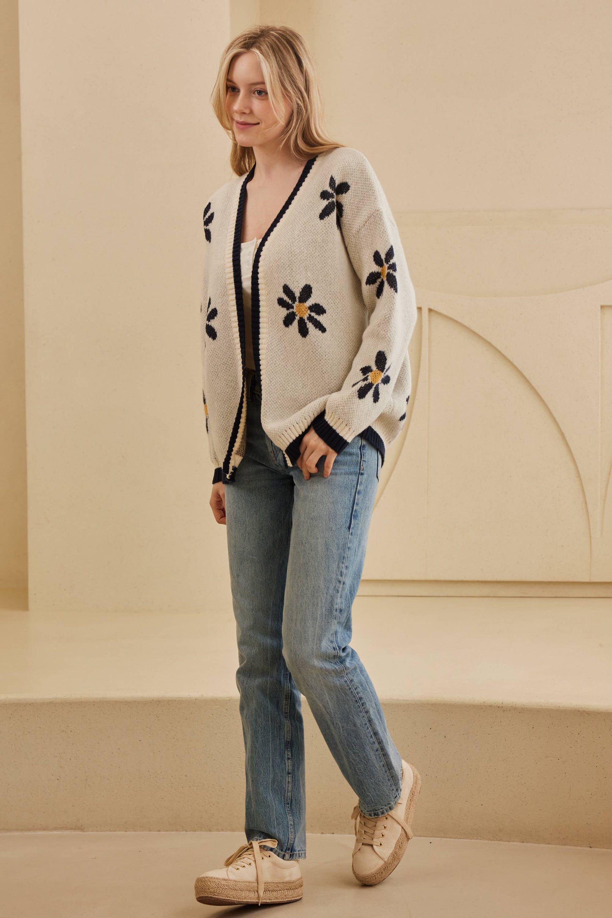 Embroidered Floral Cardigan Mello.