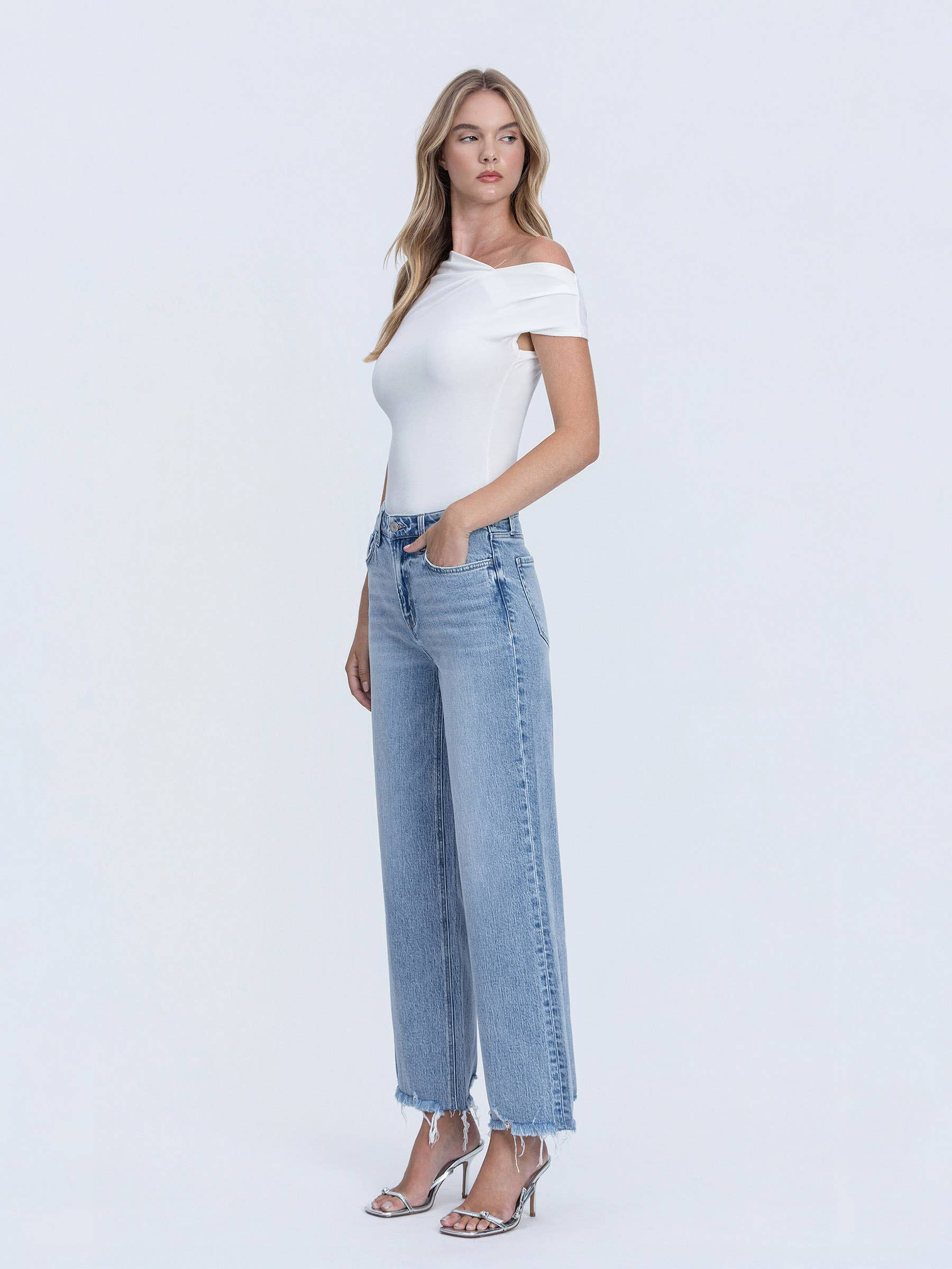 MID RISE FRAYED HEM ANKLE WIDE LEG JEANS T7279