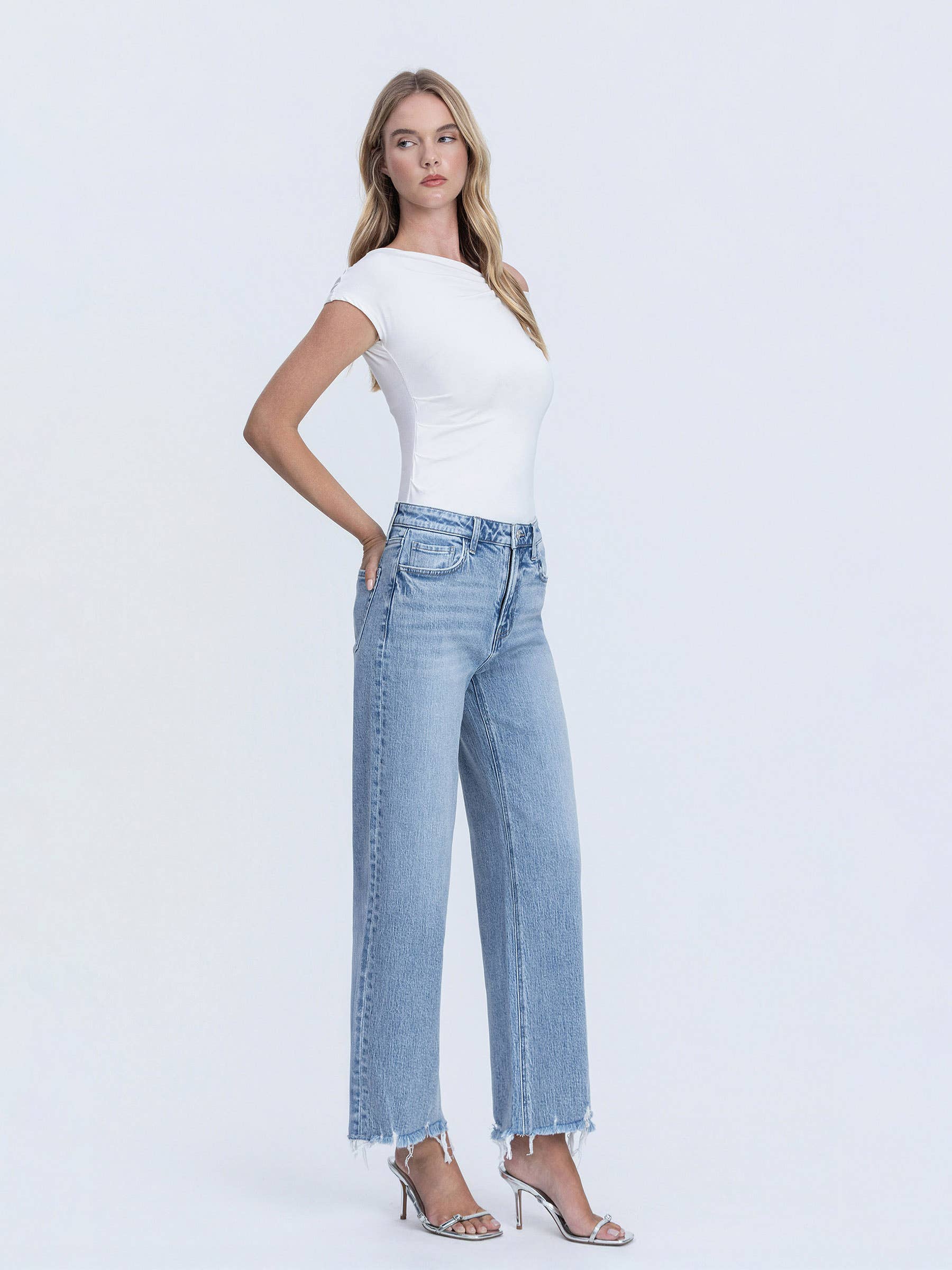 MID RISE FRAYED HEM ANKLE WIDE LEG JEANS T7279