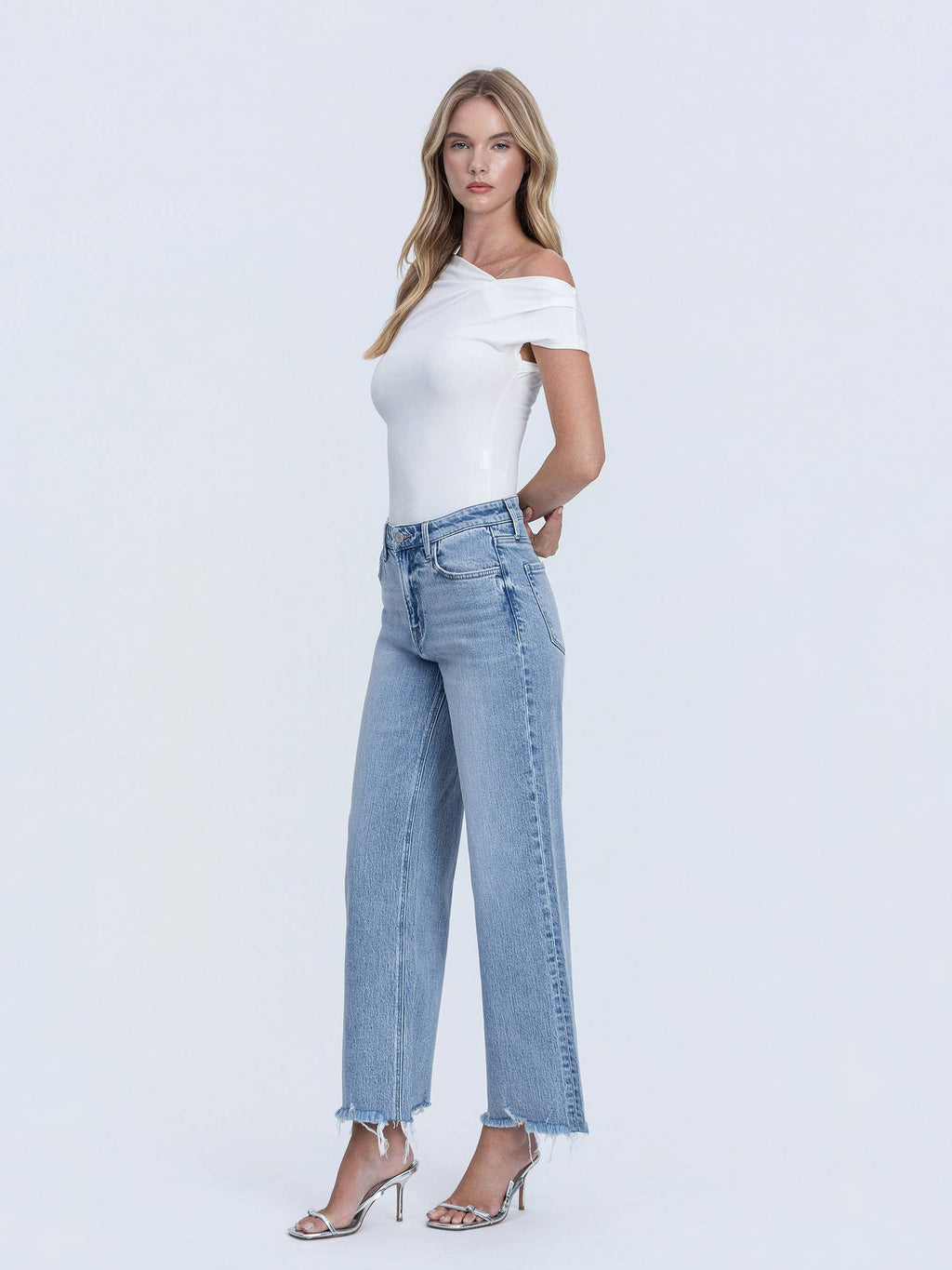 MID RISE FRAYED HEM ANKLE WIDE LEG JEANS T7279