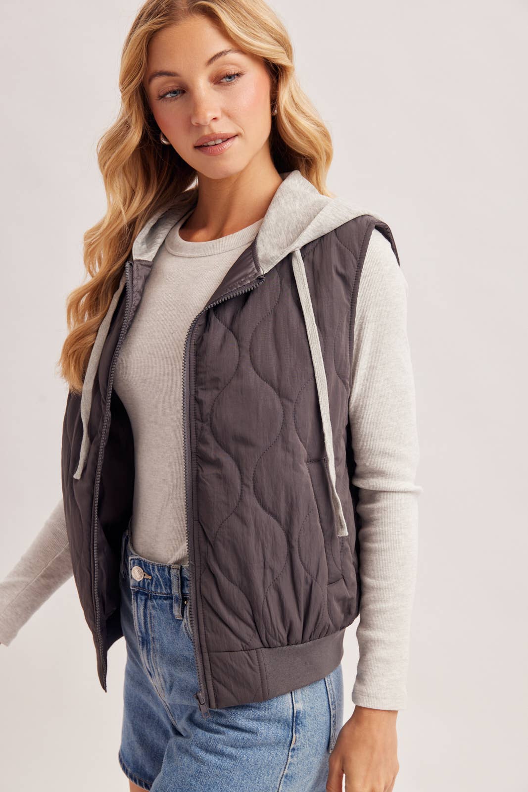 QUILTED PUFFER VEST CONTRAST HOODIE VEST