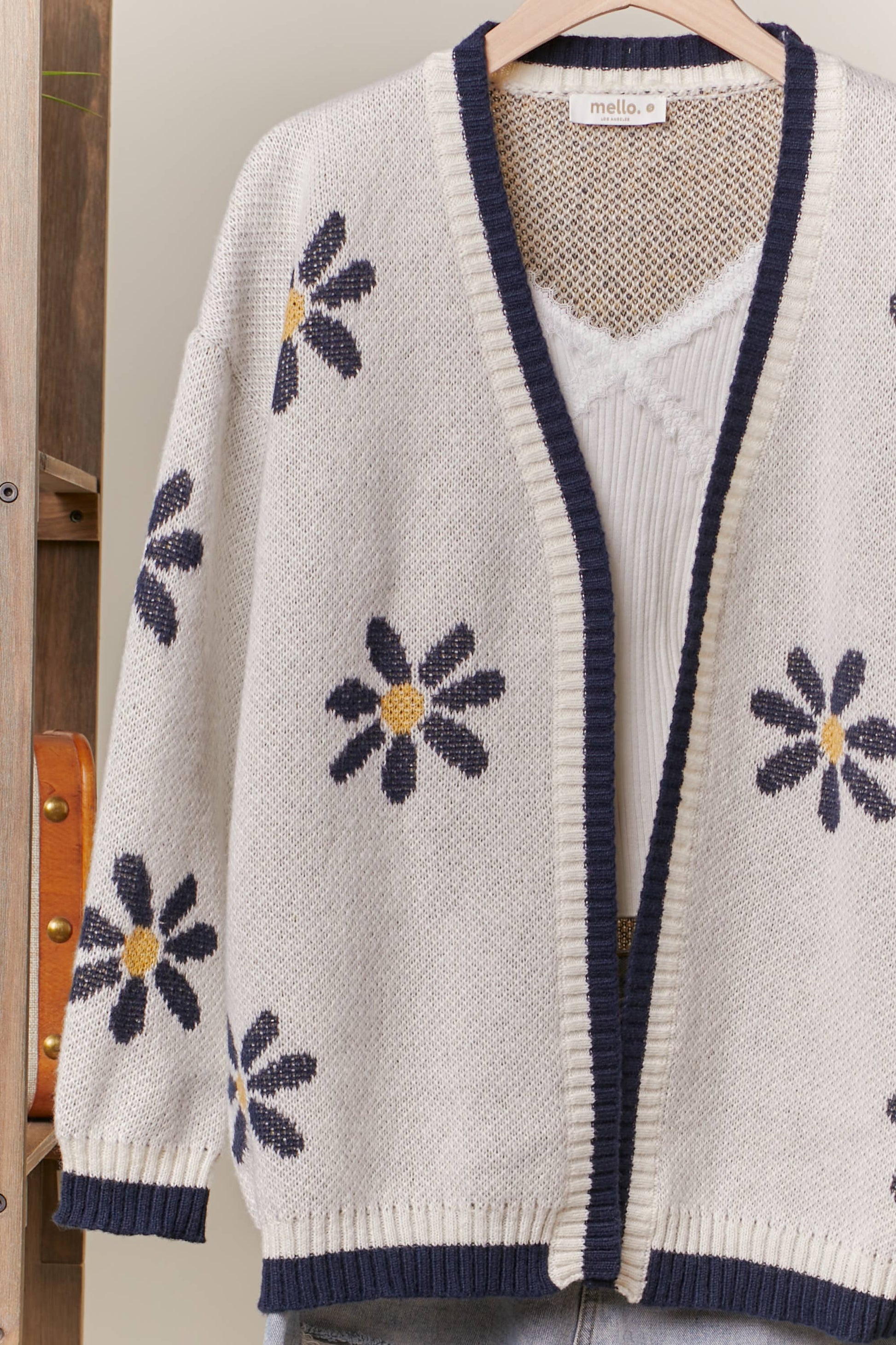 Embroidered Floral Cardigan Mello.
