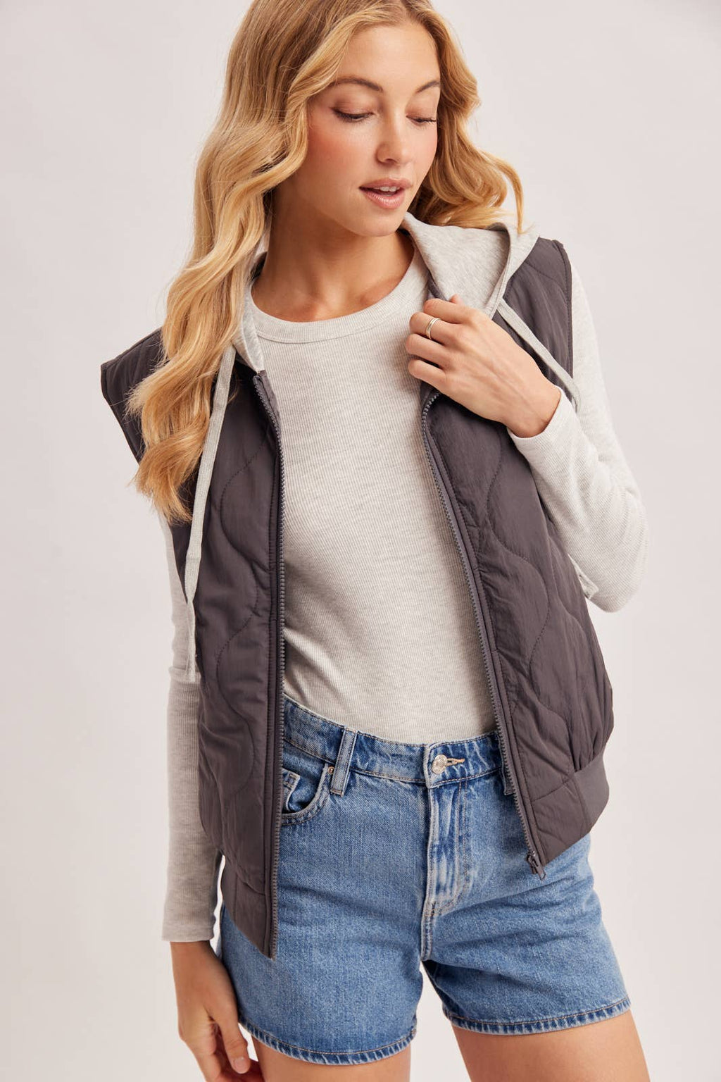 QUILTED PUFFER VEST CONTRAST HOODIE VEST
