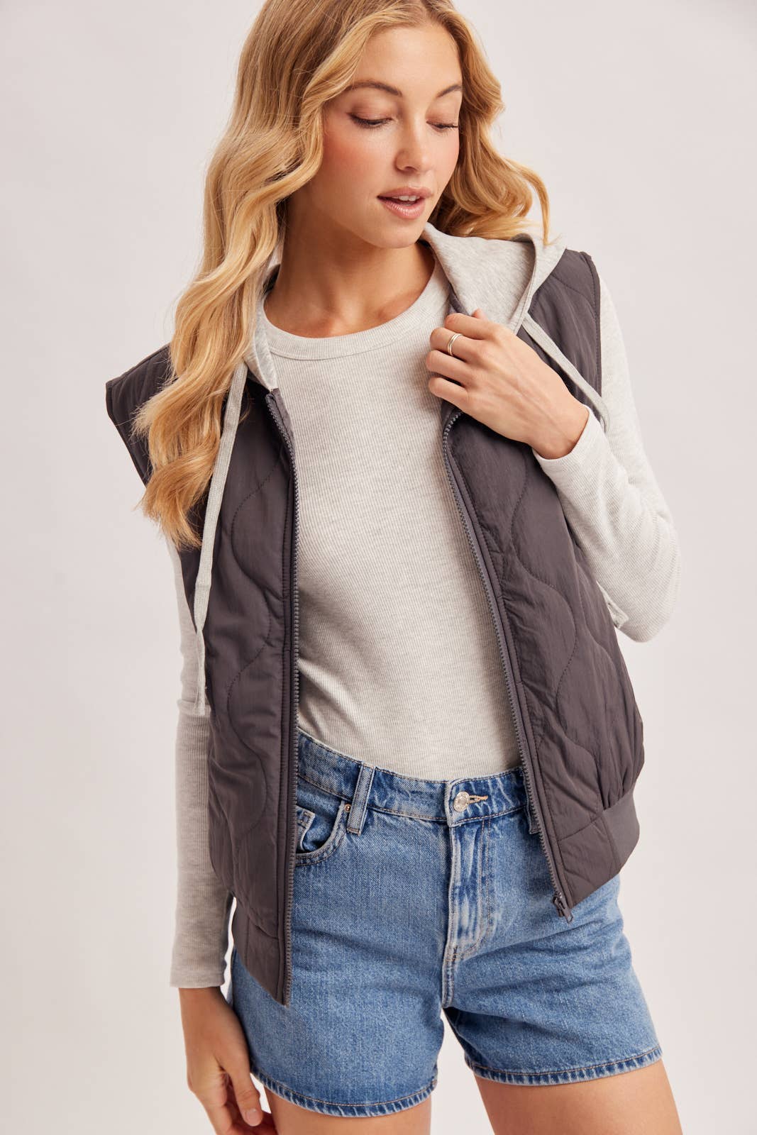 QUILTED PUFFER VEST CONTRAST HOODIE VEST