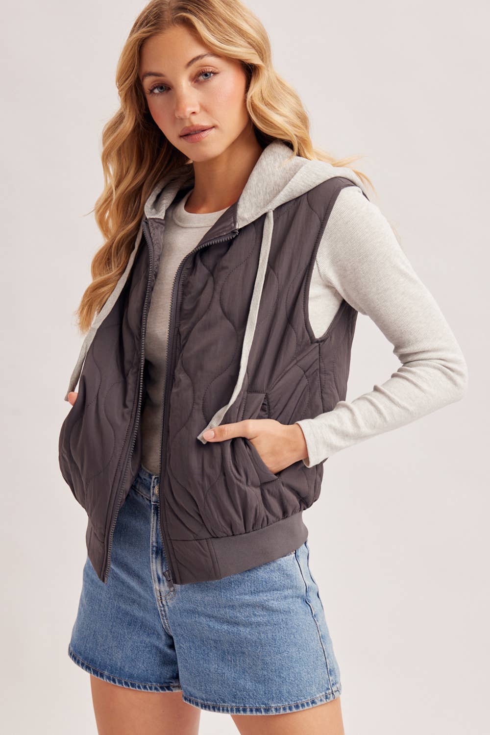 QUILTED PUFFER VEST CONTRAST HOODIE VEST