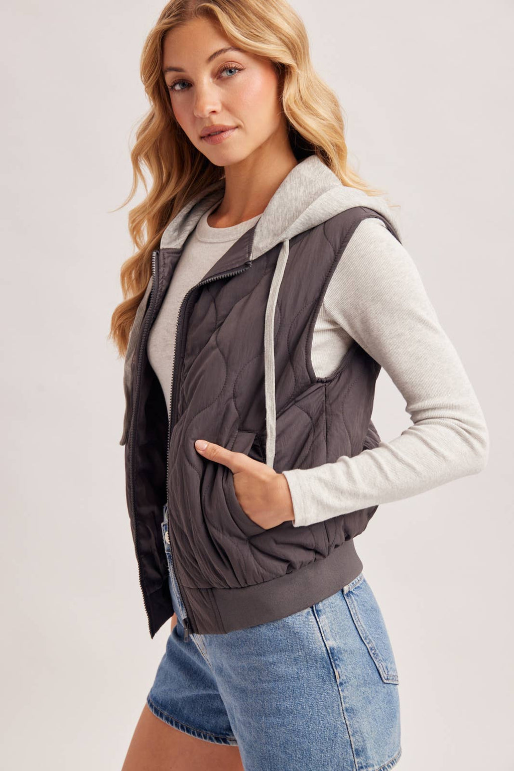QUILTED PUFFER VEST CONTRAST HOODIE VEST