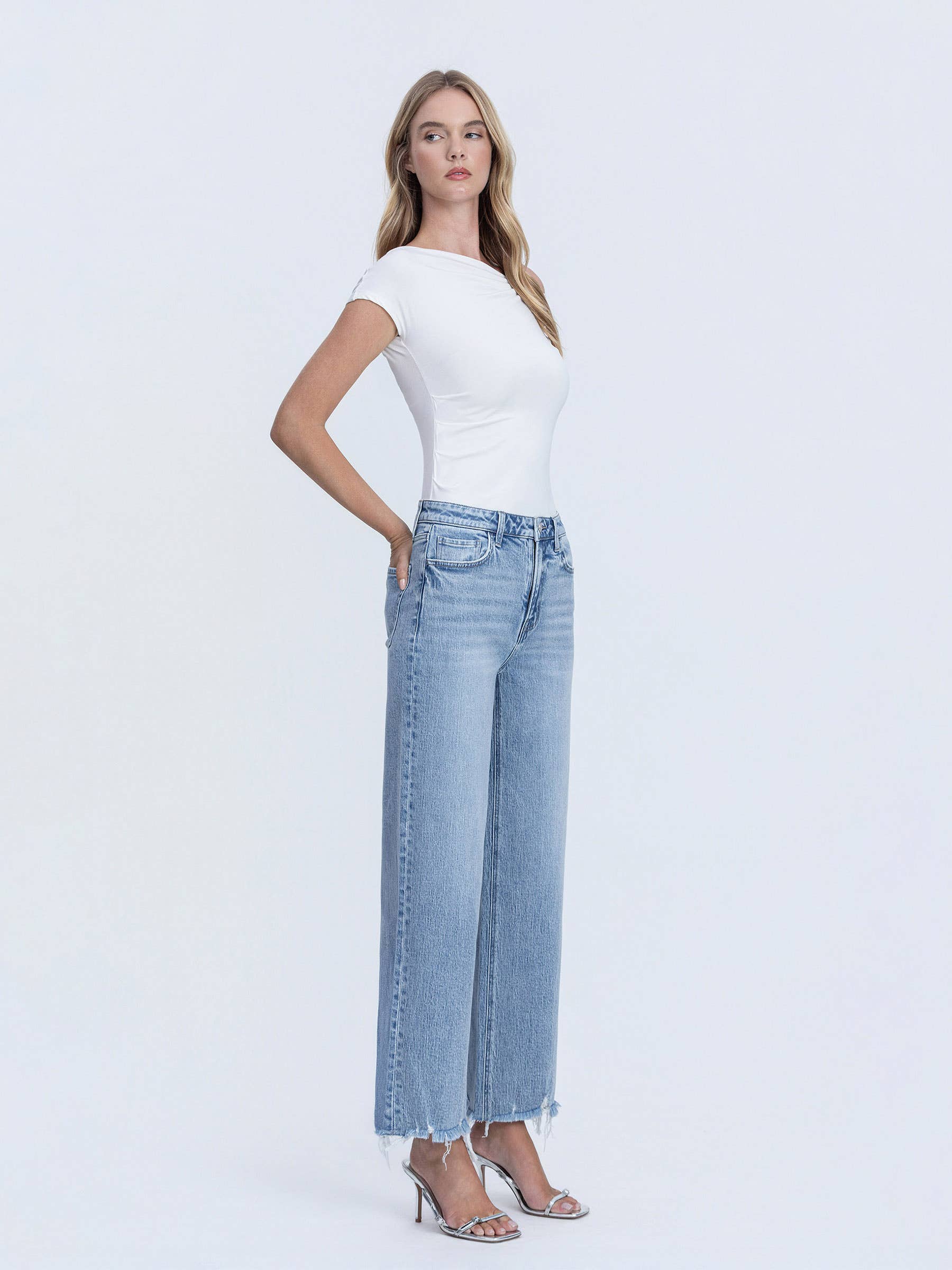 MID RISE FRAYED HEM ANKLE WIDE LEG JEANS T7279